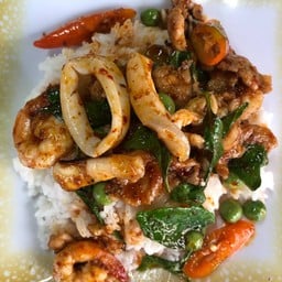 ผัดพริกแกงรวมมิตรราดข้าว