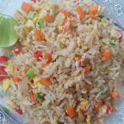 กับดัก(ข้าวผัดไข่2ฟอง ใส่พริก ไม่ใส่เนื้อสัตว์,)