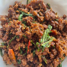 กระเพราเนื้อ(กับข้าว)