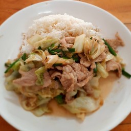 หมูผัดกระหล่ำ (กับข้าว)