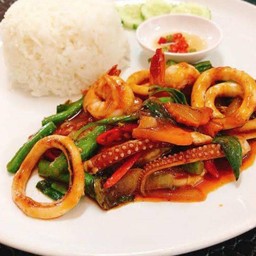 ผัดพริกแกงปลาหมึกราดข้าว
