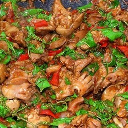 กะเพราเครื่องในไก่ ราดข้าว