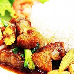 ข้าวหมูกรอบผัดพริกเผา