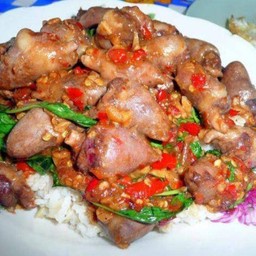 กระเพาเครื่องในไก่ราดข้าว