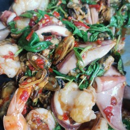 กะเพราทะเลเป็นกับข้าว