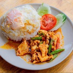 ผัดพริกแกงไก่ราดข้าว