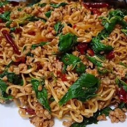 ผัดกระเพรามาม่า พริกแห้ง