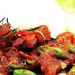 ข้าวผัดพริกแกงหมูกรอบ