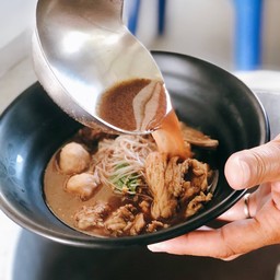 เส้นหมี่ หมูหมัก ลูกชิ้น ตับ