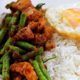 ผัดพริกแกงหมูราดข้าว