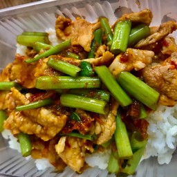 ข้าวพริกแกงหมูชิ้น