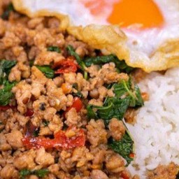 กระเพาหมูสับราดข้าว