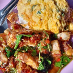 ข้าวกระเพรา หมูกรอบ ไข่เจียว