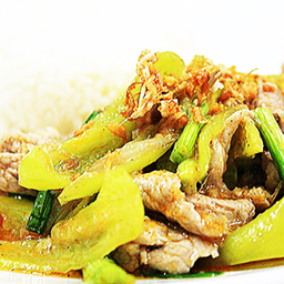 ข้าวหมูผัดพริกหยวก