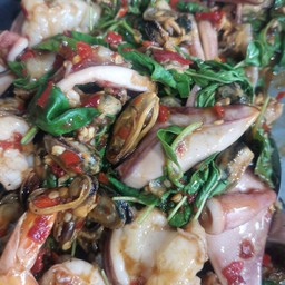 กะเพราทะเลราดข้าว