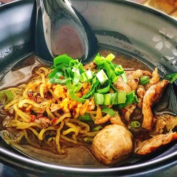 เส้นบะหมี่ หมูตุ๋น ลูกชิ้น ตับ