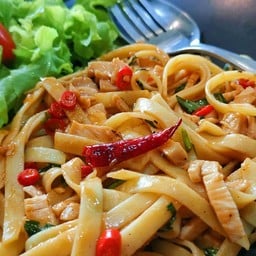 เฟสตูชินี่ผัดพริกแห้งไก่