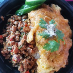 กะเพราหมูสับราดข้าว