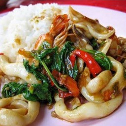 กระเพาปลาหมึกราดข้าว