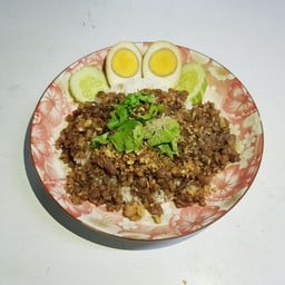 ข้าวกระเทียมพริกไทหมูสับ + ไข่ต้ม