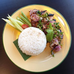 ข้าวไก่ย่างน้ำตก