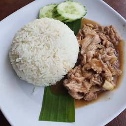 ทอดกระเทียมพริกไทยราดข้าว