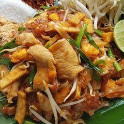 ผัดไทยไก่เส้นเล็ก