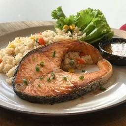 สเต๊กปลาแซลมอนข้าวผัดกระเทียม