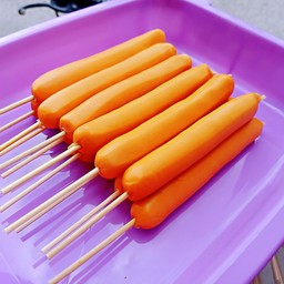 ไส้กรอกแฟรงค์ หนังกรอบ 10 ไม้ แถมฟรี 1 ไม้ รวม 11 ไม้