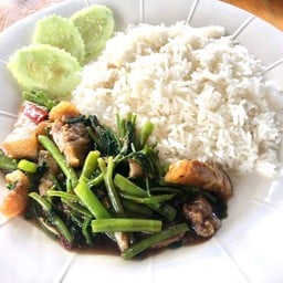 ผัดผักบุ้งหมูกรอบราดข้าว