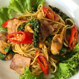 สปาเก็ตตี้ผัดขี้เมาเบคอนซอสเสจ