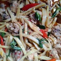 ผัดกระเพราหน่อไม้ไก่ราดข้าว