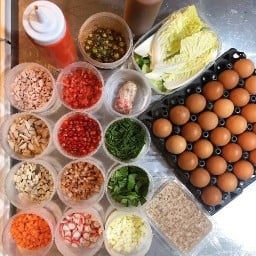 ข้าวไข่เจียว 25 บาท สายล่างเมืองระยอง หน้าร้านกะบับไก่สีชมพู