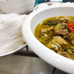 ขนมจีนแกงเขียวหวานไก่แม่ต้อยไร่ขิง