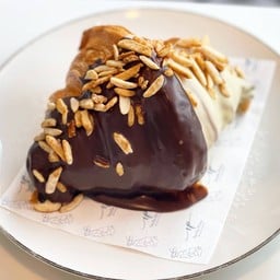 black&whte croissant