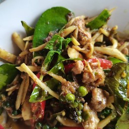 ผัดเผ็ดเนื้อราดข้าว