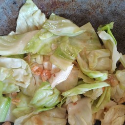 กะหล่ำปลีผัดน้ำปลาราดข้าว