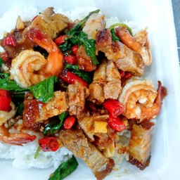 ข้าวราดกะเพรากุ้งใส่หมูกรอบ