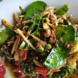 ผัดเผ็ดไก่ราดข้าว