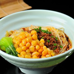 บะหมี่แห้งหมูสับผัดซอสสูตรพิเศษ 秘制豌杂面