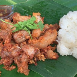 ข้าวเหนียวหมูกระเทียม+กระดูกซี่โครงอ่อน