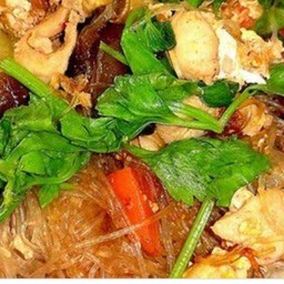 วุ้นเส้นผัดไข่ใส่เห็ดและผักรวม