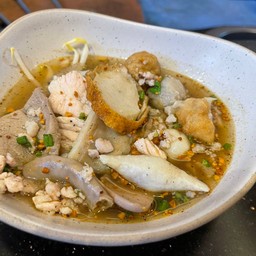 ก๋วยเตี๋ยวหมูเครื่องใน+ลูกชิ้นปลาน้ำใส
