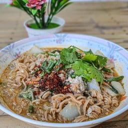 มาม่าหมูสับ, ไก่