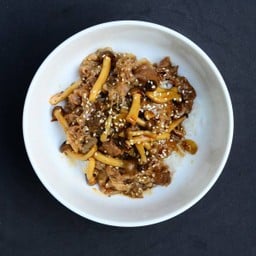 ข้าวหน้าเนื้อเกาหลีเห็ดย่างเนย เสริฟพร้อมสลัดญี่ปุ่น กิมจิ ไข่ออนเซ็น (Delivery)