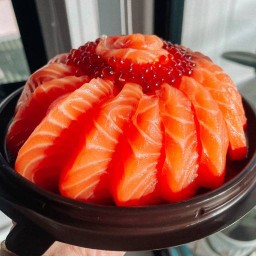 Salmon 2 U : แซลมอนซาซิมิ ซูชิ แซลมอนดอง และ กะเพรา อาหารตามสั่ง Salmon 2 You สาขา 1