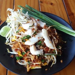 ผัดไทย วุ้นเส้น ปลาหมึก Squid Pad Thai with Glass Noodles
