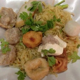 ก๋วยเตี๋ยวแห้งลูกชิ้นแคะ