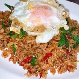 ข้าวคลุกกะเพราหมูสับไข่ดาว