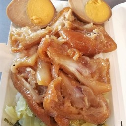 ข้าวขาหมู (เนื้อล้วน)  มีไข่ 75 บาท